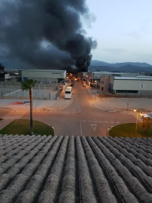 Incendio en una nave industrial de sa Pobla