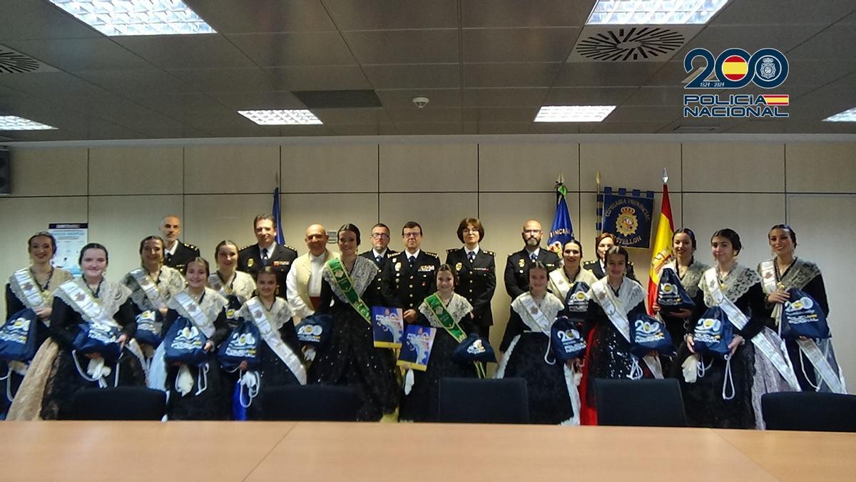 Las reinas de las fiestas junto al comisario de la Policía Nacional, Emilio Romero, y el equipo de mando de la Comisaría en Castelló.