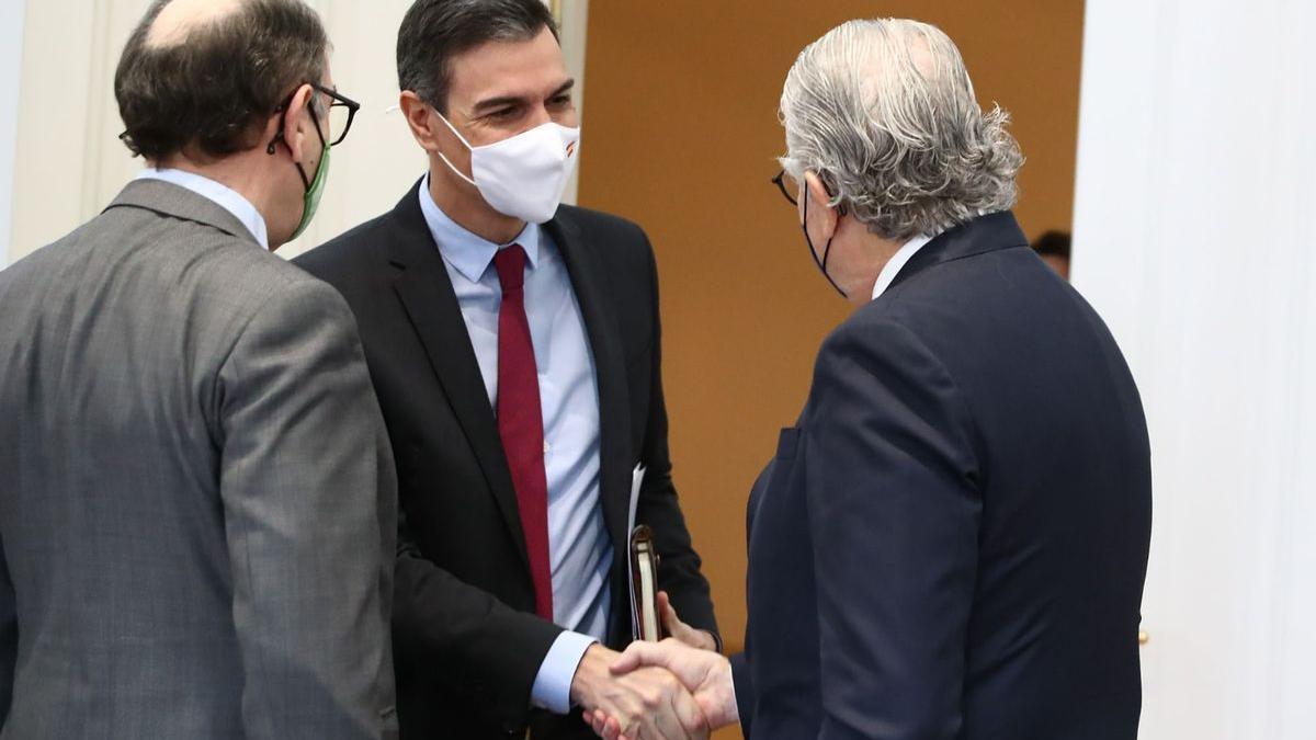 El presidente del Gobierno, Pedro Sánchez, junto al presidente de Iberdrola, Ignacio Sánchez Galán, y el consejero delegado de Endesa, José Bogas.