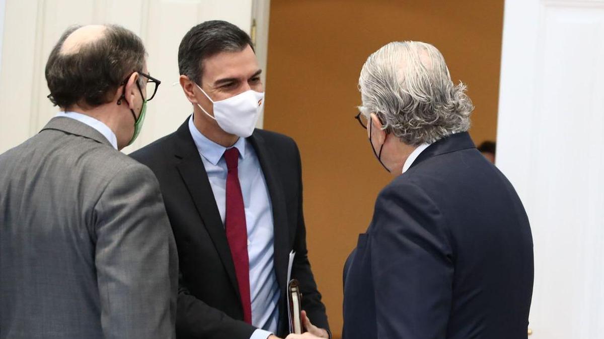 El presidente del Gobierno, Pedro Sánchez, junto al presidente de Iberdrola, Ignacio Sánchez Galán, y el consejero delegado de Endesa, José Bogas.