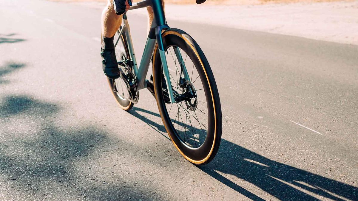 Aviso a los ciclistas asturianos: el BOE hace oficial el adiós a pedalear por los arcenes de las carreteras nacionales por la nueva ordenanza vial