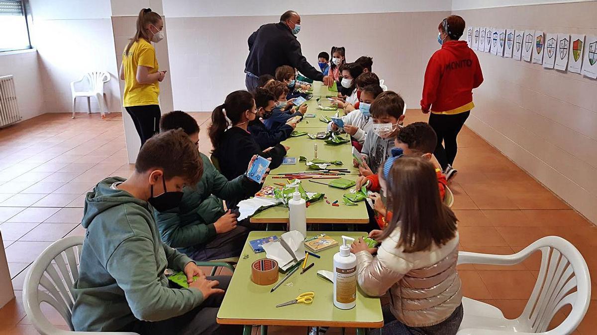 Luis Calvo interactúa con niños del campamento durante su visita de ayer.