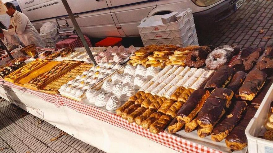 Uno de los mercadillos más grandes de Galicia está a 20 minutos de A Coruña: 500 puestos de ropa, comida y flores perfectos para visitar cada 15 días