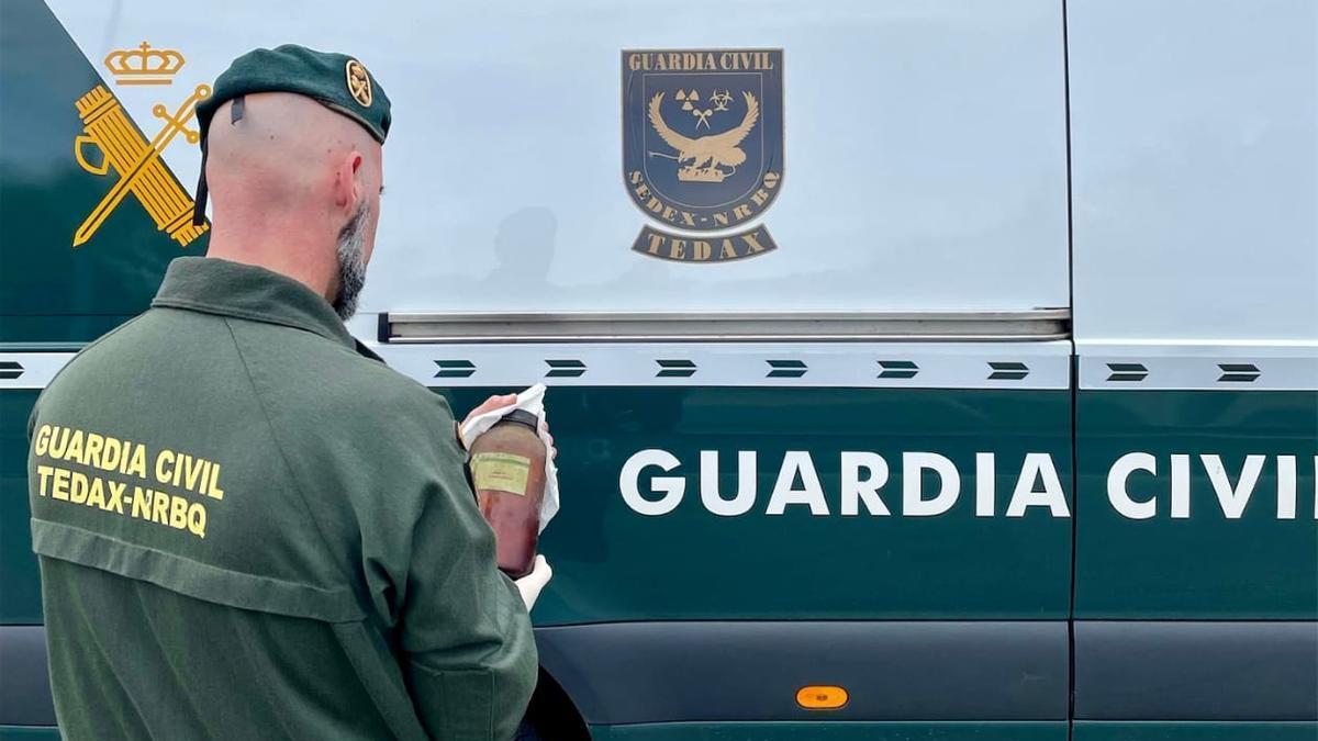 La Guardia Civil retira en Padrón un envase de un ácido con potencial explosivo.