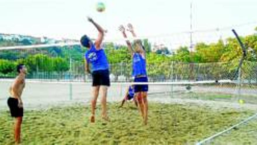 El polideportivo municipal se convierte en playa