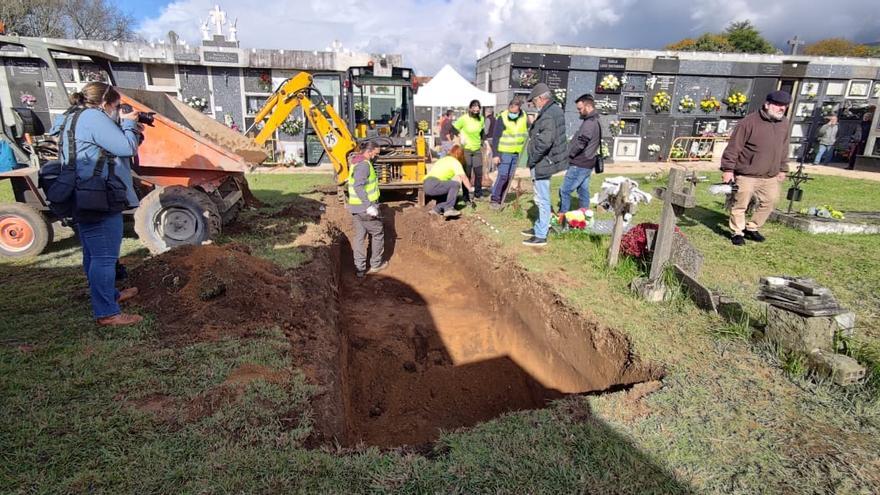 Exhumación de la única fosa común del franquismo documentada en Vilagarcía