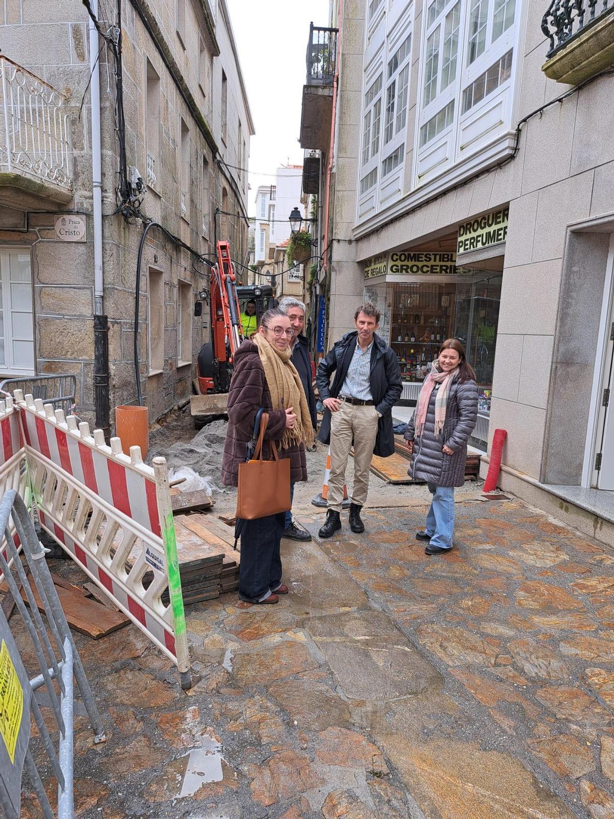 María Lago, esquerda, e Laura Rivadeneira, supervisando as obras.