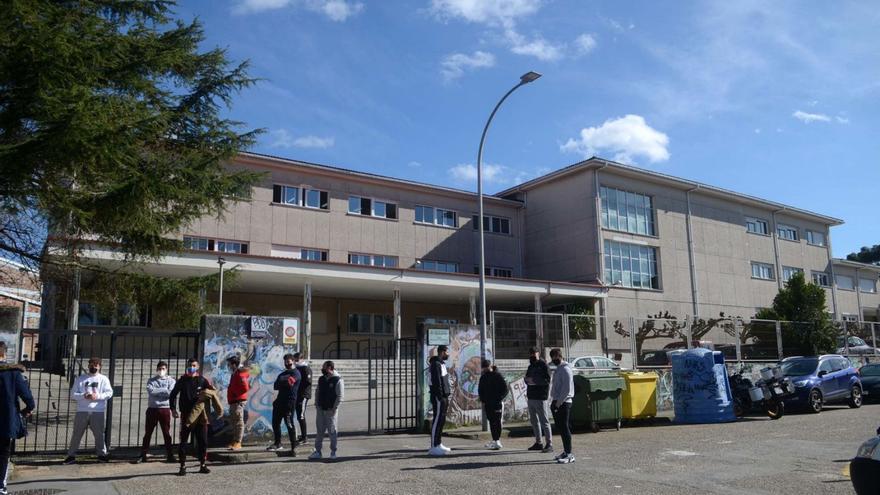 Educación renovará “de inmediato” las viejas tuberías de agua del IES O Carril