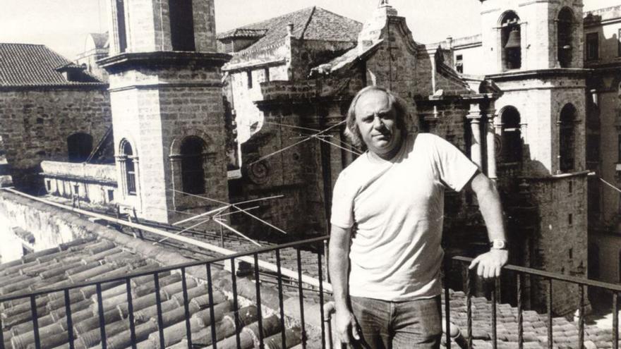 Autorretrato de José Luis Posada y, a la derecha, el artista, con la Catedral de La Habana al fondo.