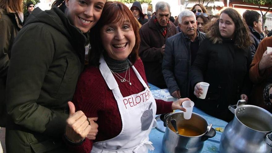 Reparto de pelotas en la fiesta de Patiño del pasado año.