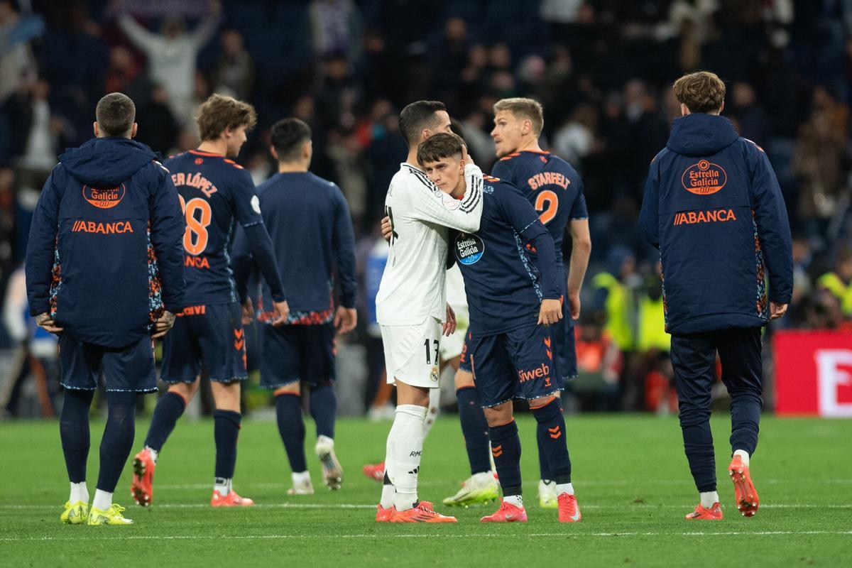 Partido de octavos de final de la Copa del Rey entre el Real Madrid y el Real Club Celta de Vigo, disputado en el estadio Santiago Bernabéu. Saludo entre Lucas Vázquez y Cervi.. FUTBOL.