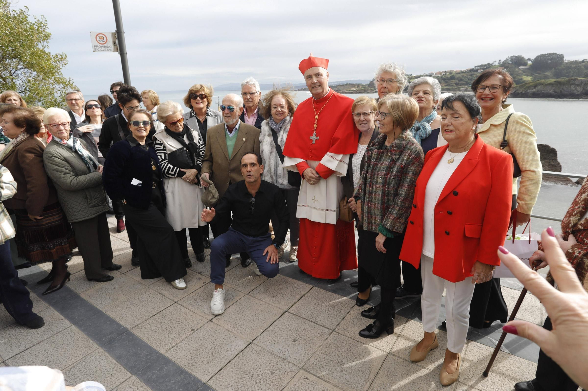 El cardenal Ángel Fernández Artime oficia la primera misa cardenalicia de Gozón en el día de Todos los Santos en la parroquia de Santa María de Luanco