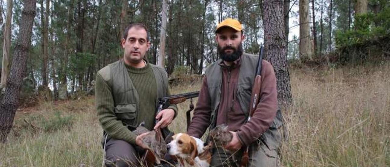 Dos cazadores, con sus presas en un monte de Lalín, en la pasada temporada. // Bernabé/Gutier