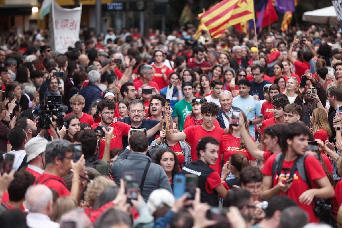 Miles de personas llenan Palma en defensa del catalán