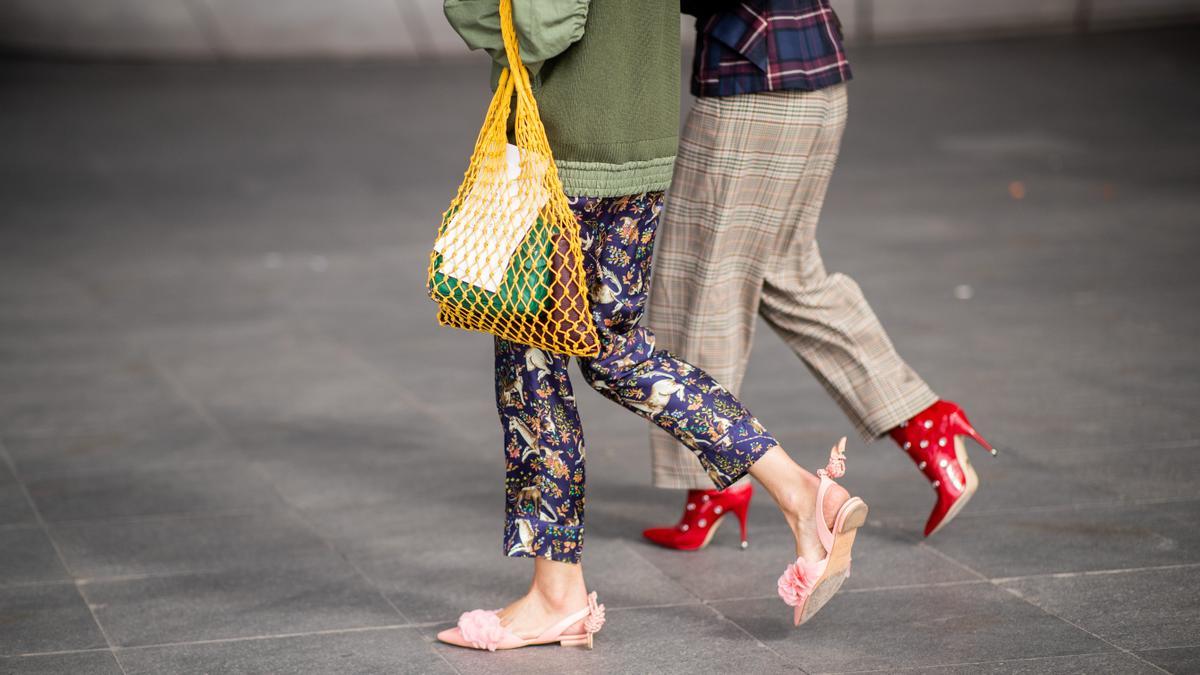 El 'street style'ha hablado: la bolsita de red también es para el otoño