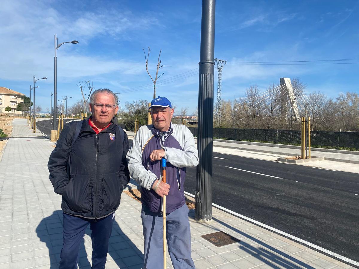 Pablo y Agustín en su paseo matutino por la nueva ronda norte de Manises.