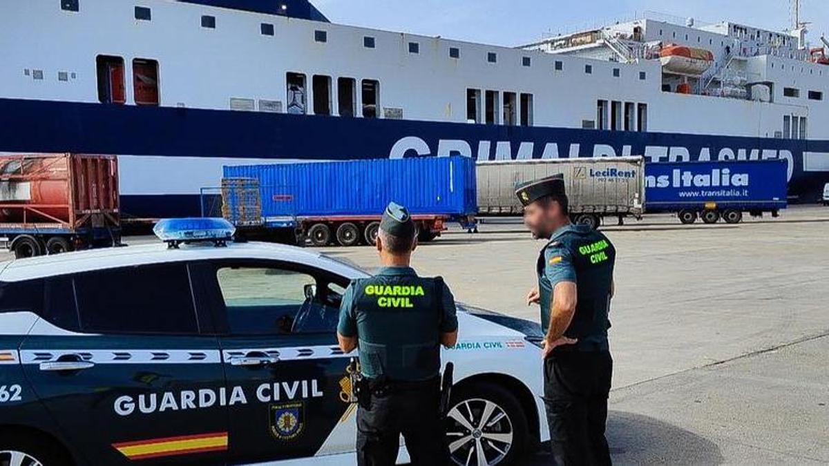 Beamte der Guardia Civil am Hafen von Palma.