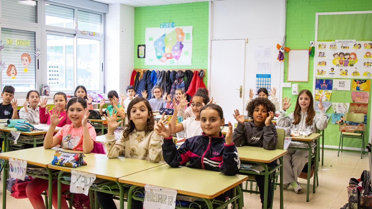 El alumnado del colegio Terras de Maside aprende a comunicarse con todos