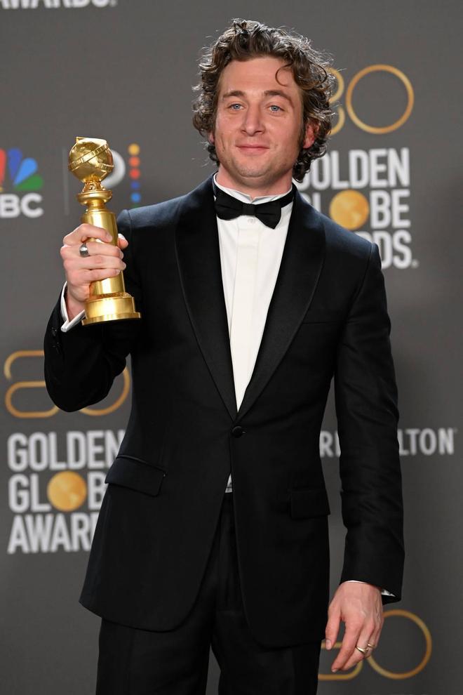 Jeremy Allen-White con el Globo de Oro a Mejor Actor