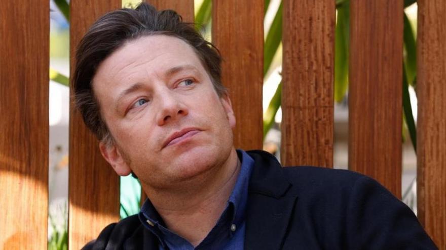 Jamie Oliver, el chef de la paella con chorizo, bendice ahora el pastel de espaguetis carbonara