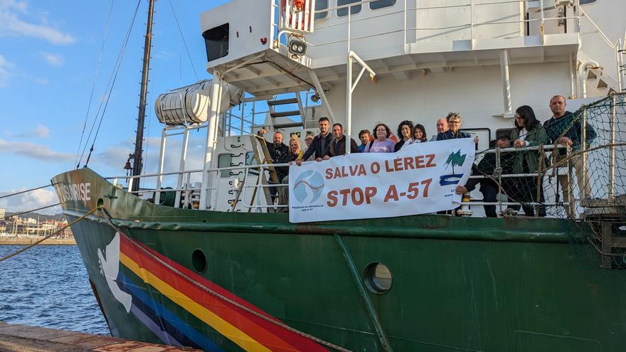 La Plataforma de Afectados por la autovía A-57 en Pontevedra, recibida en el &quot;Arctic Sunrise&quot; de Greenpeace