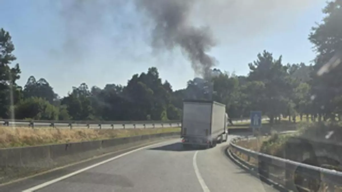 Arde un coche en la AP-9 en Puxeiros y las llamas saltan a la vegetación