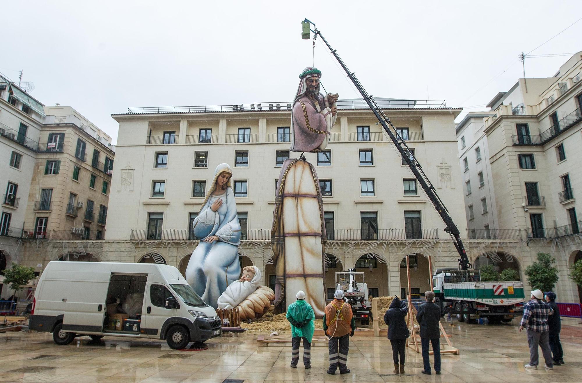 Arranca el desmontaje del Belén Gigante pese a la lluvia en Alicante