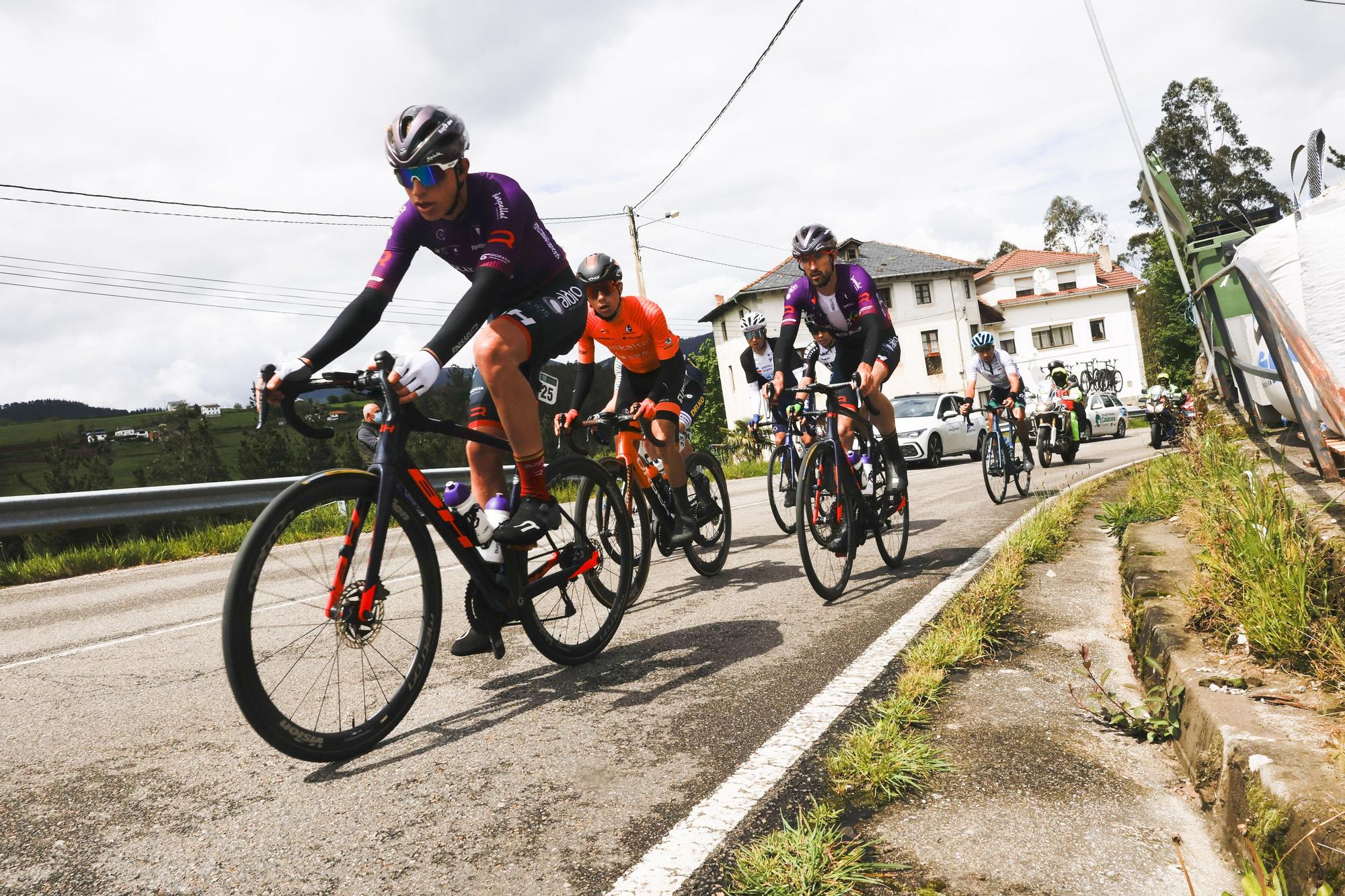 La segunda etapa de la Vuelta Ciclista a Asturias, en imágenes