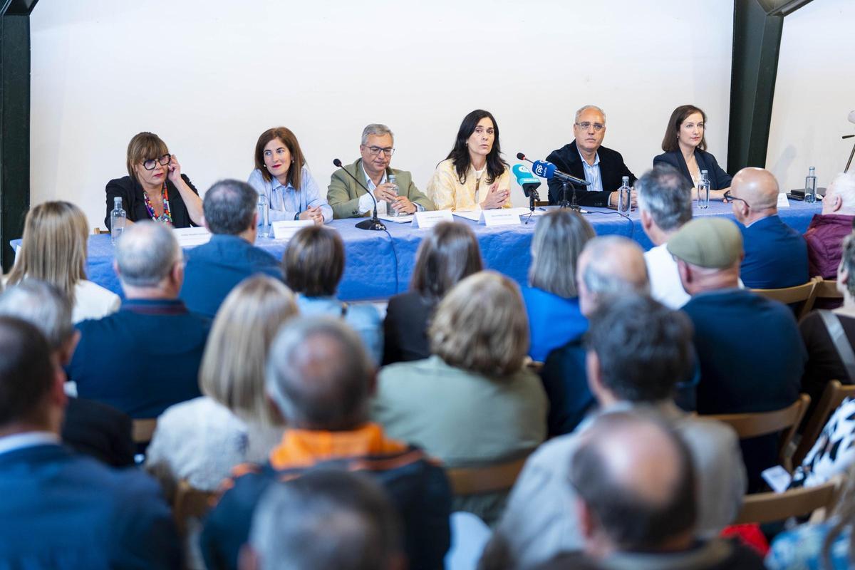 Paula Prado (centro), acompañada de Luis Menor (izquierda) y de otras personalidades del PPdeG, este sábado en Celanova.