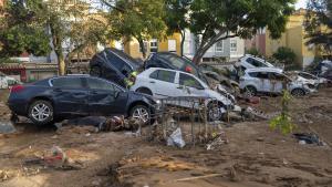 Varios coches amontonados en Alfafar, Valencia, por el paso de la DANA
