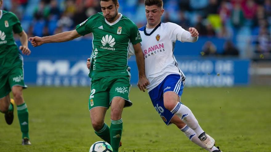 Diegui Johannesson, con el balón, durante el partido en el campo del Zaragoza