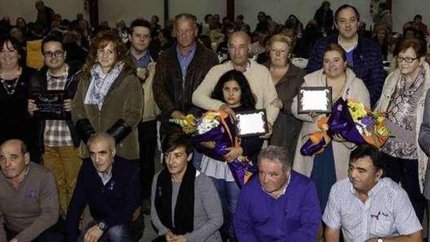 Integrantes de la asociación, premiados y autoridades, ayer, en Venta las Ranas.