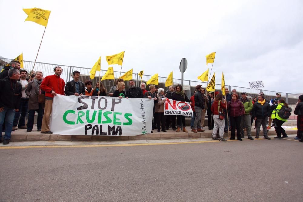 Protestas para recibir al crucero 'Symphony of the Seas'