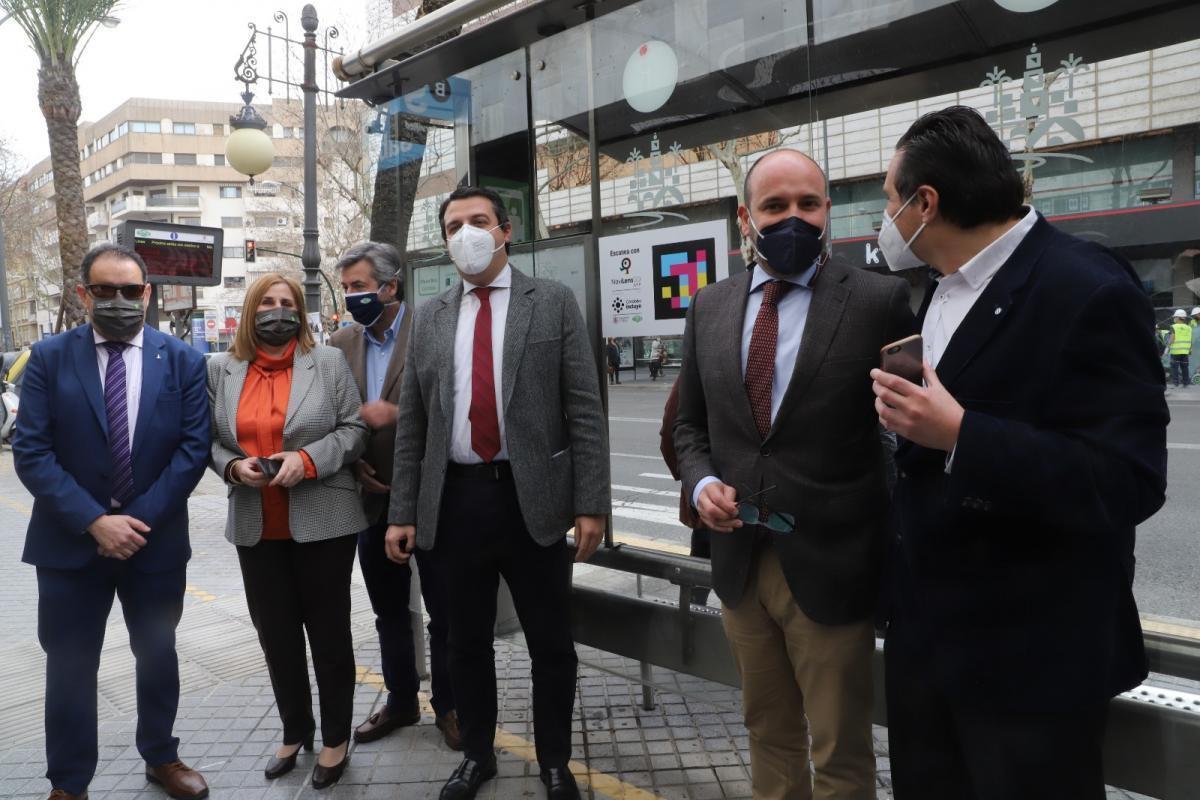 Aucorsa instala códigos Navilens para personas ciegas en la línea 2 y prevé hacerlo en el resto