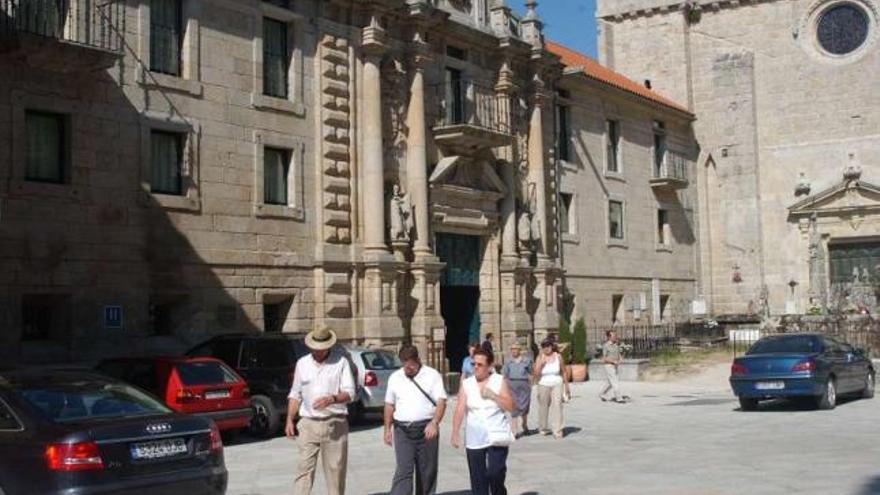 Fachada del parador de Santo Estevo en Nogueira de Ramuín.  // Iñaki  Osorio