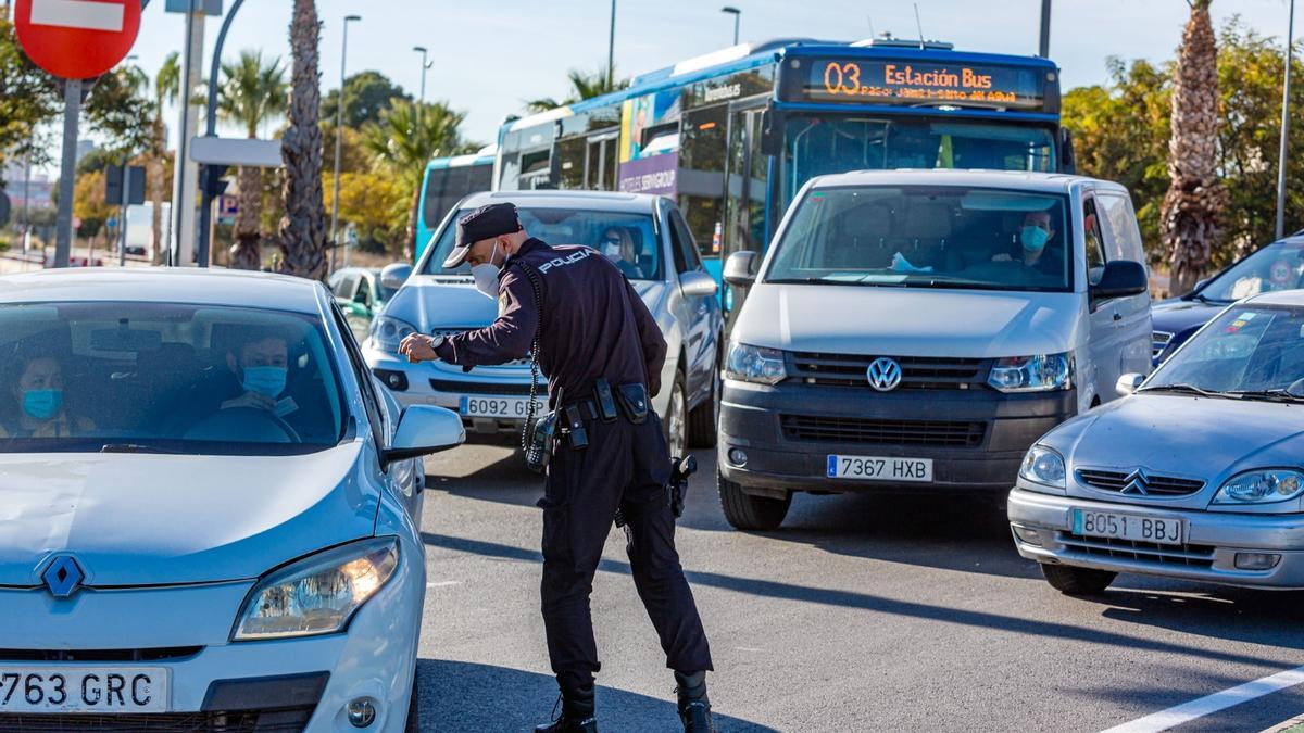 Los controles policiales provocan colas kilométricas en Alicante