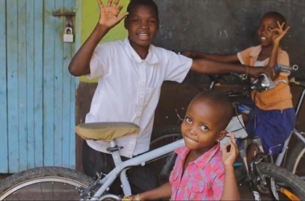 Los niños del orfanato para los que la ONG Juntos recogió cerca de 300 bicicletas aprenden, entre risas, a montar en ellas