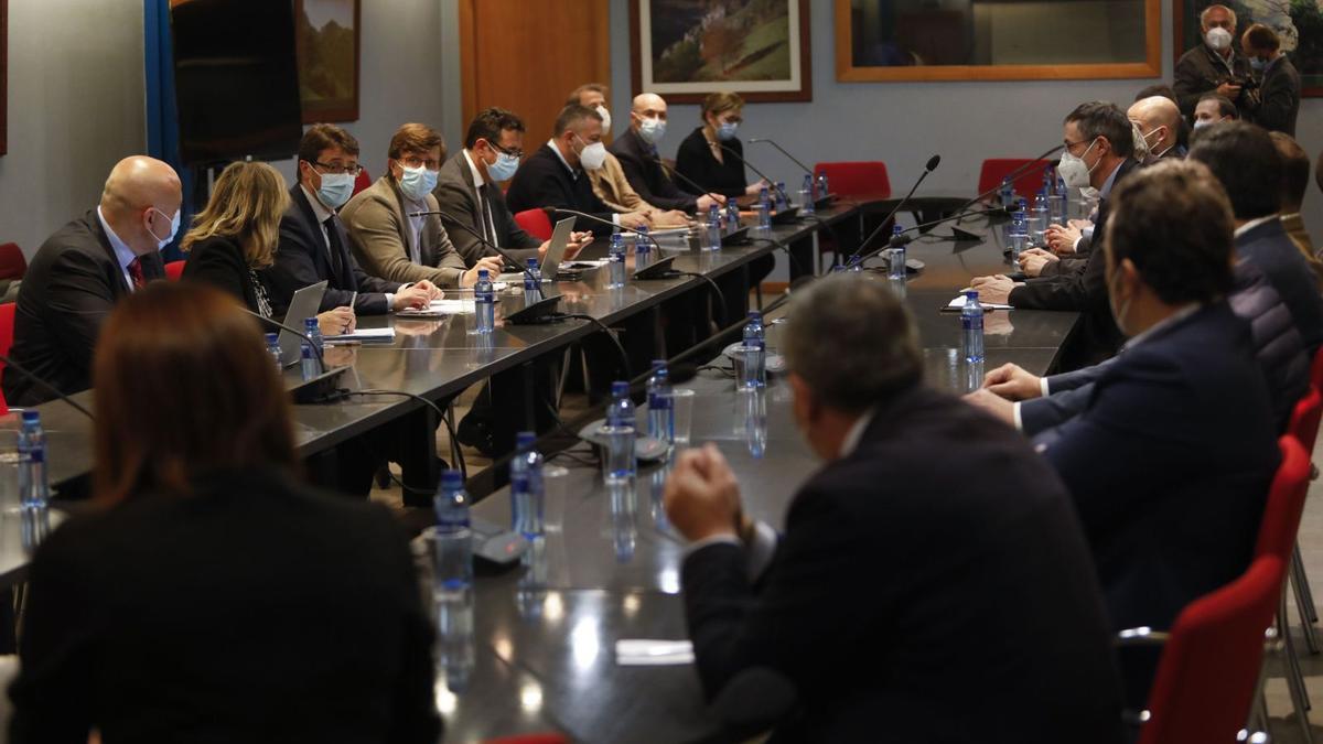 La reunión de las grandes empresas con la Consejería de Industria.  