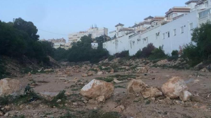 La CHS advierte de que el barranco de Torreblanca sigue taponado por arena