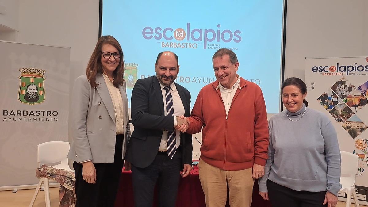 El alcalde de Barbastro, este miércoles, tras la formalización de la cesión con representantes de Escolapios