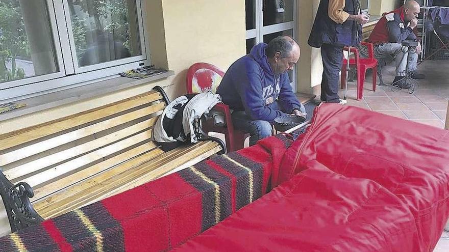 Usuarios en el centro de acogida de Cáritas.