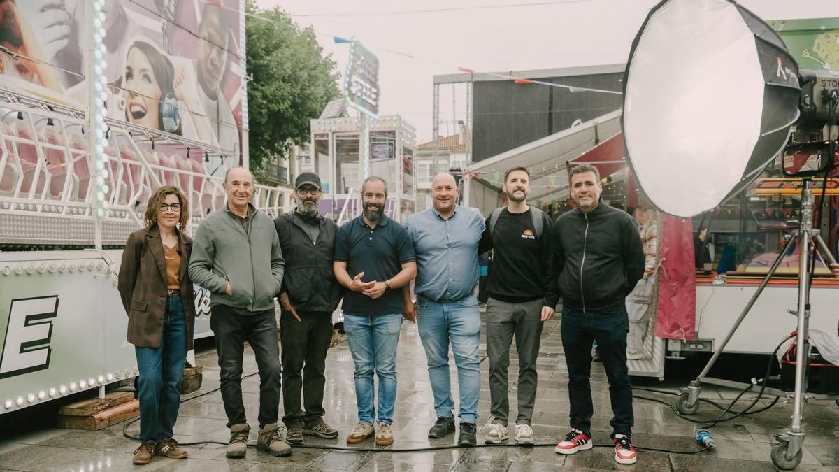 Por la izquierda, María Pujalte, Manuel Manquiña, Carlos Therón, Julián Bustelo, Julio Alcalde, Julián López y otro integrante del equipo de la película.