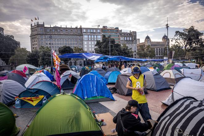 Crece el acampe en Plaza Catalunya