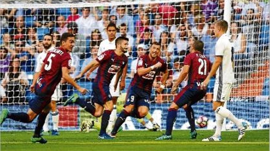 Els jugadors de l&#039;Eibar celebren el gol de Fran Rico, que obria el marcador al Bernabéu.