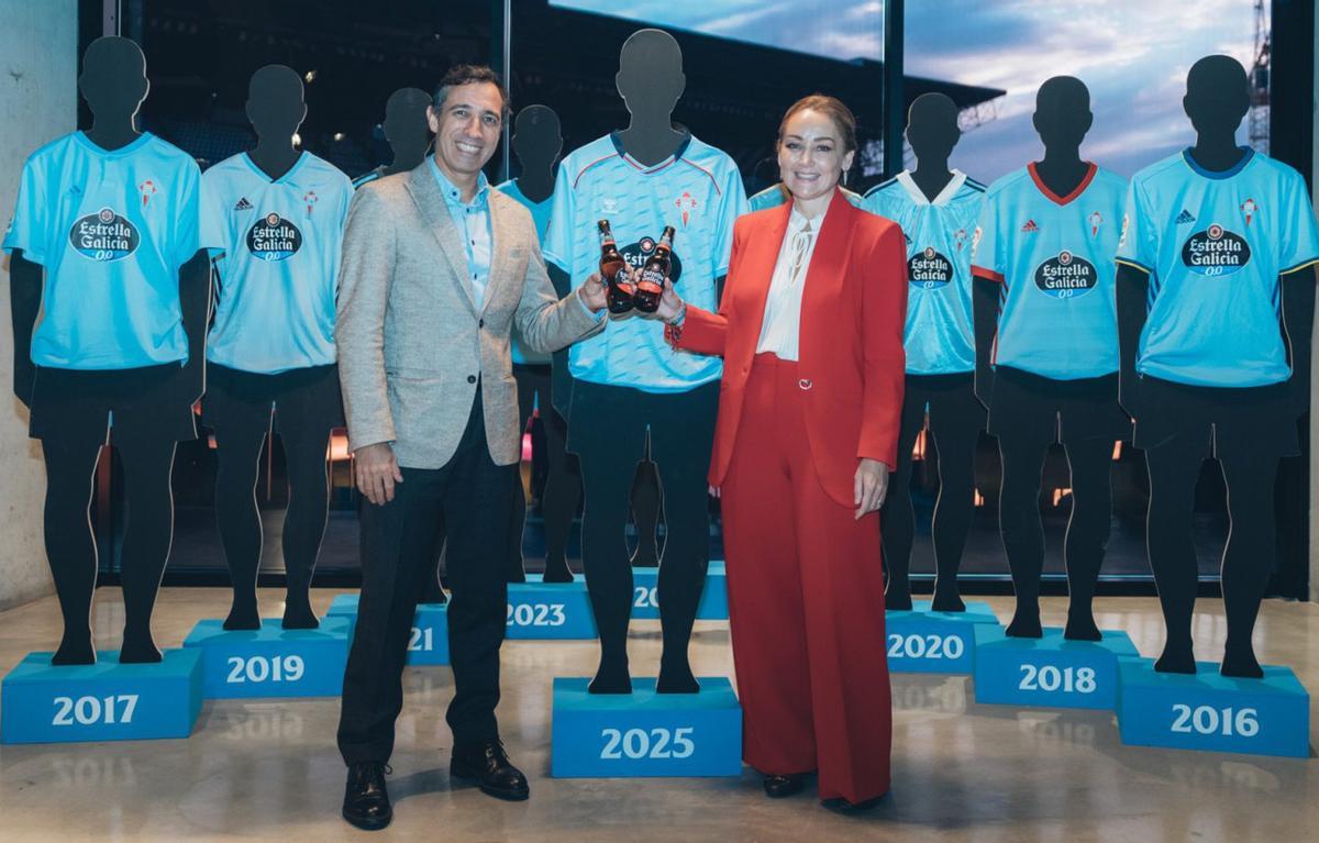Marián Mouriño, presidenta del Celta, con José Cabanas Muíños, de Estrella Galicia, en Balaídos. | RCCV