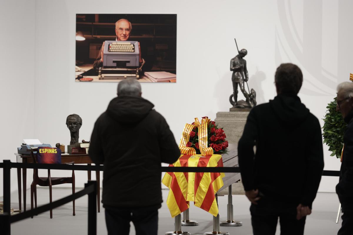 El Palau de la Generalitat acoge la capilla ardiente de Josep Maria Espinàs