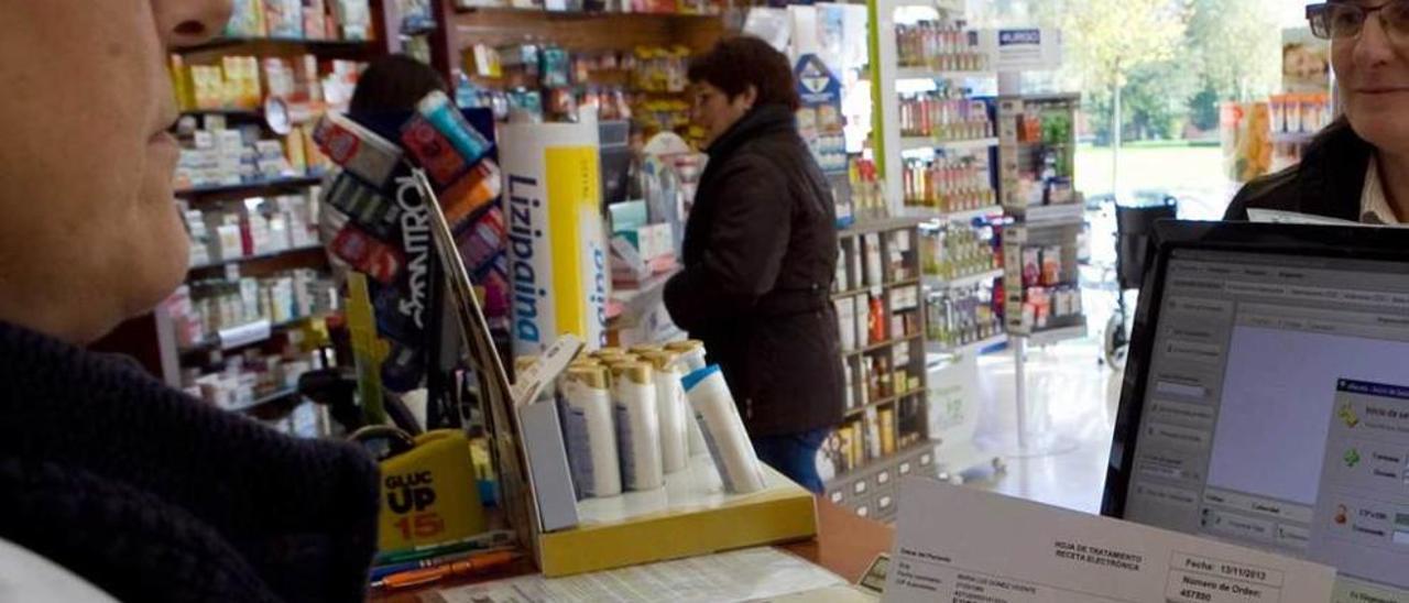 Una farmacéutica lee un código de barras de una hoja de prescripción.