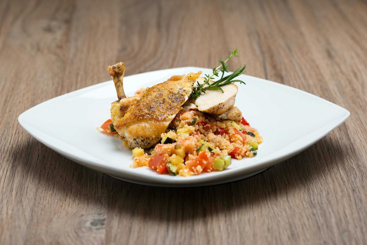 Cuscús con pollo y verduras.