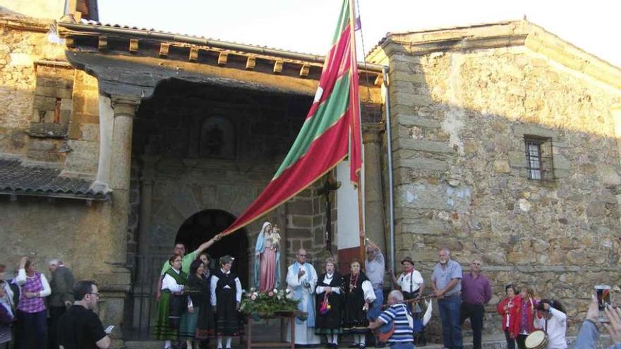 Dos momentos de la fiesta en Uña de Quintana.