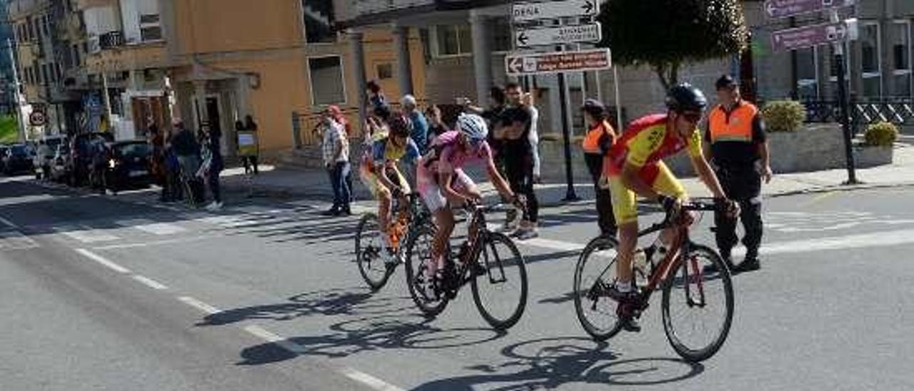 Paso de una carrera ciclista por Meaño. // Noé Parga